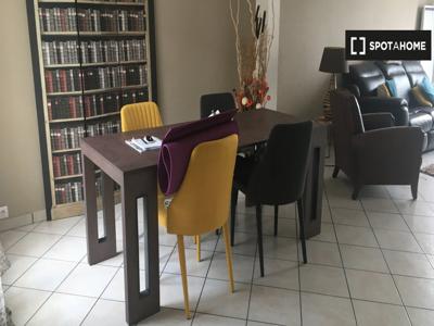 Chambres à louer dans un appartement de 4 chambres à Paris