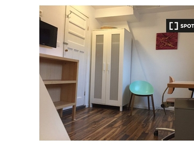 Chambre à louer dans un appartement de 3 chambres à Croix, Lille