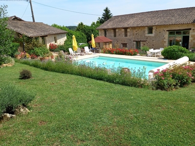 DORDOGNE gîte LE PETIT MAS 4 personnes avec Piscine Chauffée Confort et Nature Préservée à 20 min du Bugue et de son célèbre Parc du Bournat