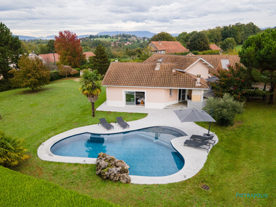 Magnifique maison de 340m2, Terrain 3930 m2, avec piscine.