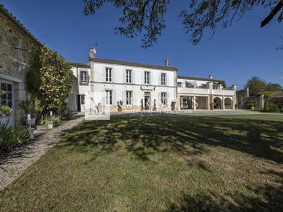 Palais de 473 m² en vente Surgères, Nouvelle-Aquitaine