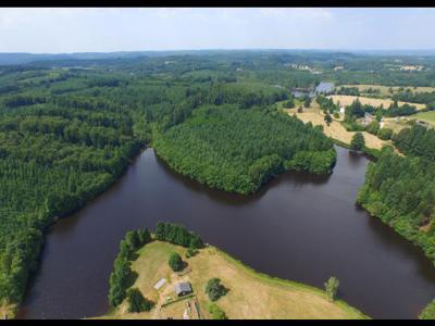 Chalet de plein pied avec magnifique étang de 10 hectares, totalement privé. Séjour pêche et détente en Creuse