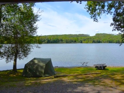 18 ha, parc de loisirs incl. lac de pêche de 12 ha, 3 chalets actuellement, bivouac-camping + grande maison !