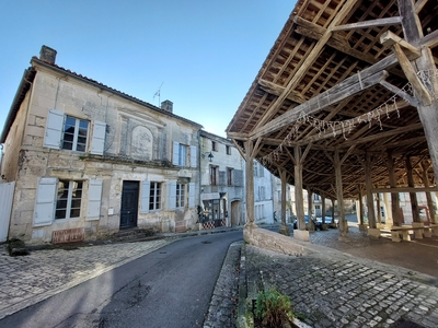 Jolie maison à rénover avec dépendance et terrain, idéalement placée dans le bourg de Villebois-Lavalette.