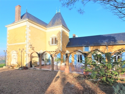 Maison de maître, 2 gîtes et 4 ha de terrain, proche de Château-du-Loir
