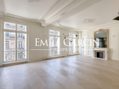 5 room luxury Flat for sale in Champs-Elysées, Madeleine, Triangle d’or, France