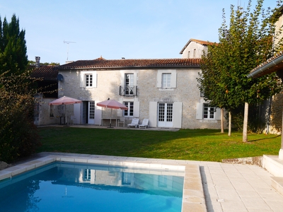 Une charmante maison de 4 chambres avec jardin et piscine, à 9 km de Villebois-Lavalette.