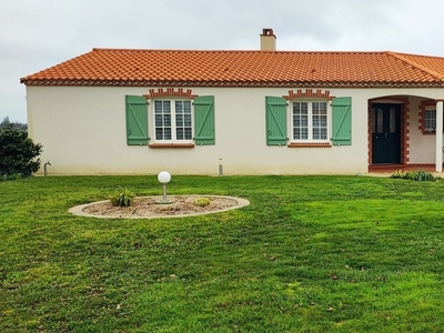 Maison 6 pièces de 135 m² à Les Brouzils (85260)