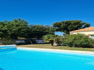 Agréable maison de vacances de 60 m2 de plain-pied avec piscine chauffée, 20mn de la mer, située entre La Roche sur Yon et les Sables d'Olonne (Vendée, Pays de la Loire)