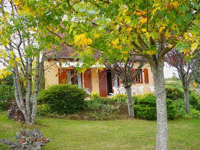 Sur les hauts de SARLAT (Dordogne) Maison tout confort avec jardin