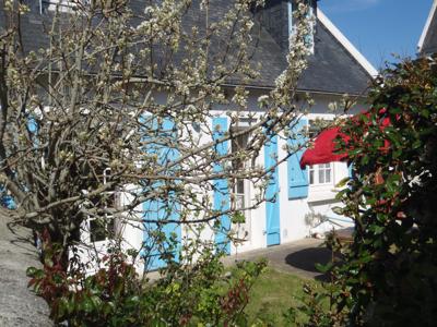 Maison calme avec jardins clos, proche du port et des commerces (Finistère, Bretagne)