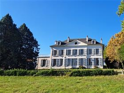 Château XIXe avec 3 maisons, dépendances et 117 ha