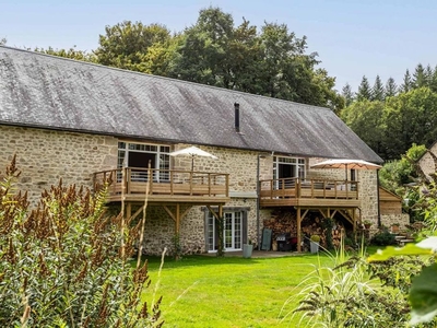 Maison de 5 chambres de luxe en vente à Saint-Hilaire-les-Courbes, France