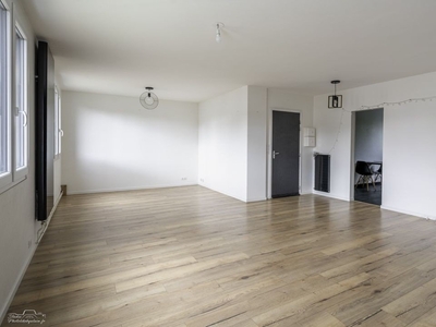 Appartement 5 pièces de 90 m² à Nozay (44170)