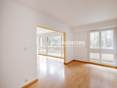 Appartement T3/T4 de 95m² avec balcons donnant sur un parc arboré