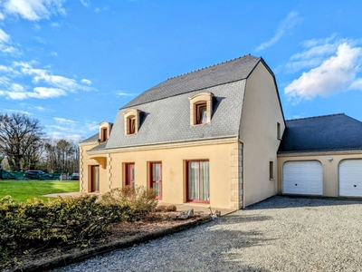 Maison traditionnelle 7 pièces de 200 m² à Saint-Nicolas-de-Redon (44460)