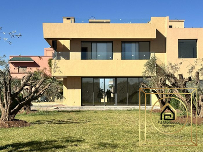 Villa contemporaine dans le golf Argan de 477 m2