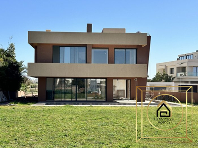 Villa contemporaine dans le golf Argan de 590 m2