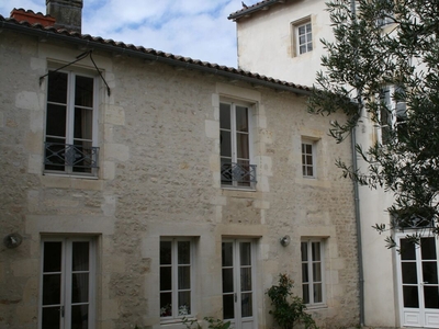 Vente maison 16 pièces 449 m² Saint-Jean-d'Angély (17400)