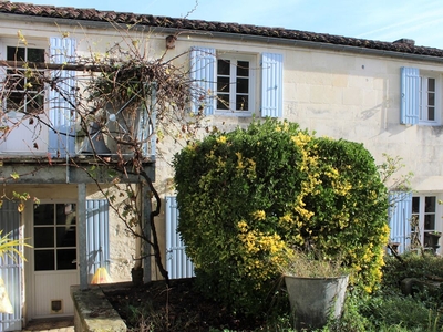 Vente maison 4 pièces 110 m² Saintes (17100)