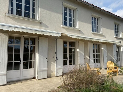 Vente maison 7 pièces 230 m² Nanteuil-en-Vallée (16700)