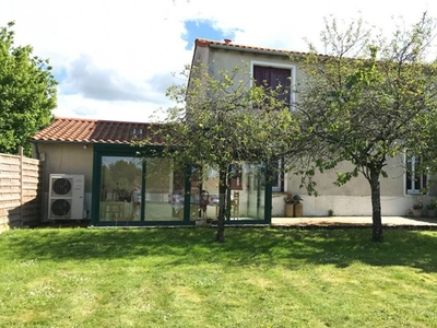 Vente maison 6 pièces 104 m² Saint-Amand-sur-Sèvre (79700)
