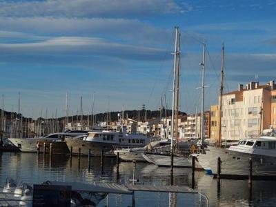 Appartement T2 Cap d'Agde sur le port, climatisé en RDJ avec terrasse et piscine dans la résidence
