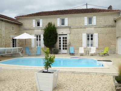 Maison indépendante 6 personnes avec piscine privative entre Angoulême et Cognac