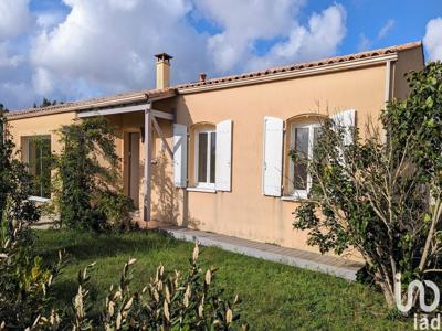 Maison 6 pièces de 110 m² à Pont-l'Abbé-d'Arnoult (17250)