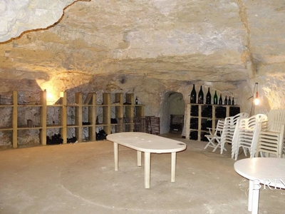 Cave de 100 m2 de type trogoldyte.