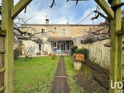 Maison 4 pièces de 110 m² à Castres-Gironde (33640)