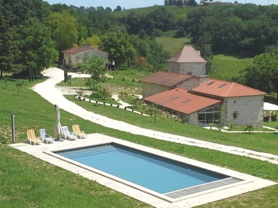 Agen en Lot et Garonne - Gîte écologique pour 4 personnes – Piscine chauffée commune ; propriété de 20 hectares.