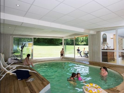 Gîte famille avec piscine intérieure chauffée et spa, pouvant accueillir 8 personnes en Creuse