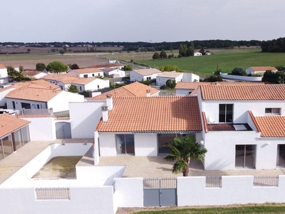 Maison de luxe de 5 pièces en vente à Breuillet, France