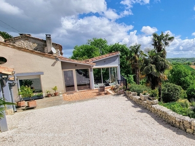 Maison traditionnelle 7 pièces de 216 m² à Saint-Pierre-de-Clairac (47270)