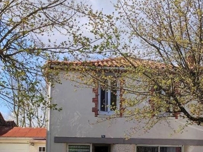 Vente maison 7 pièces 140 m² Essarts-en-Bocage (85140)