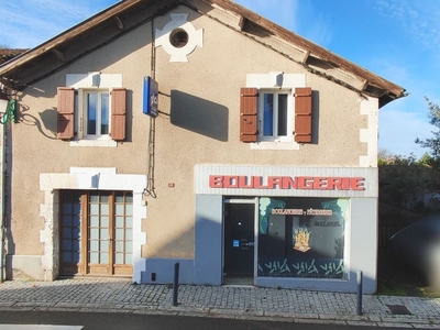 Vente maison 8 pièces 135 m² Terres-de-Haute-Charente (16270)