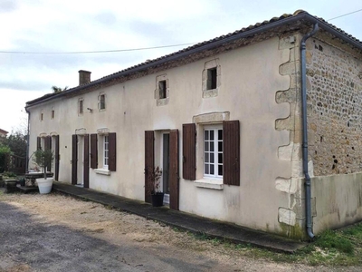 Vente maison 8 pièces 236 m² Saint-Bonnet-sur-Gironde (17150)