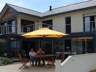 Appartement 8 pers. dans maison avec piscine intérieure, terrasse et vue sur mer à Ploubazlanec, face à l'île de Bréhat (Côtes d'Armor)