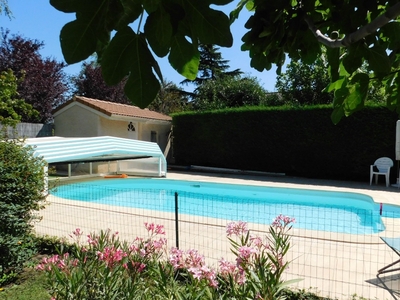 Appartement en rez de jardin avec piscine commune proche de Valence