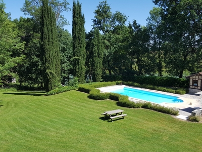 GITE LE PAVILLON DANS LE PARC DU CHATEAU LESCAUT