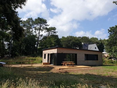 Maison en bois de plain-pied au calme entourée de pins à 10 min des plages et du GR 34 (Finistère, Bretagne)