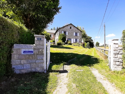 Sur le plateau du Haut-Lignon, maison de vacances de plain-pied avec terrasse ensoleillée et terrain privatif et arboré.