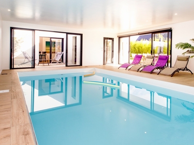 Villa contemporaine de plain pied tout confort avec piscine intérieure chauffée et plages à 900m (Finistère, Bretagne)