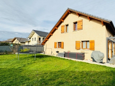 Maison traditionnelle 5 pièces de 104 m² à Saint-Pierre-en-Faucigny (74800)