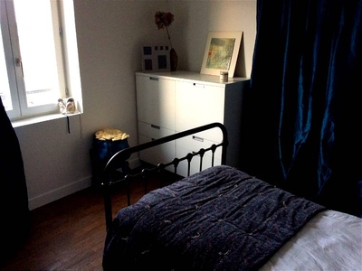 Chambre Bleue Privative Meublée Pour FEMME Chez L’habitant