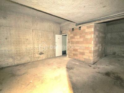 A chartres cave de 38 m² en sous sol entierement securise avec accès handicapé et ascenseur