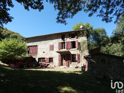 Maison 14 pièces de 417 m² à Saint-Ferréol-des-Côtes (63600)