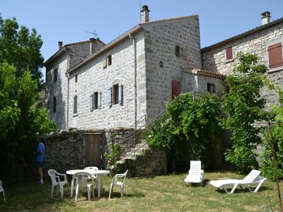 Berrias, maison en pierre avec jardin clos privatif en Ardèche méridionale