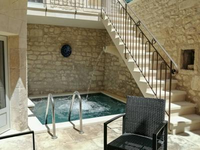 La Maison Fontaine, piscine chauffée au coeur du village en Drôme Provençale